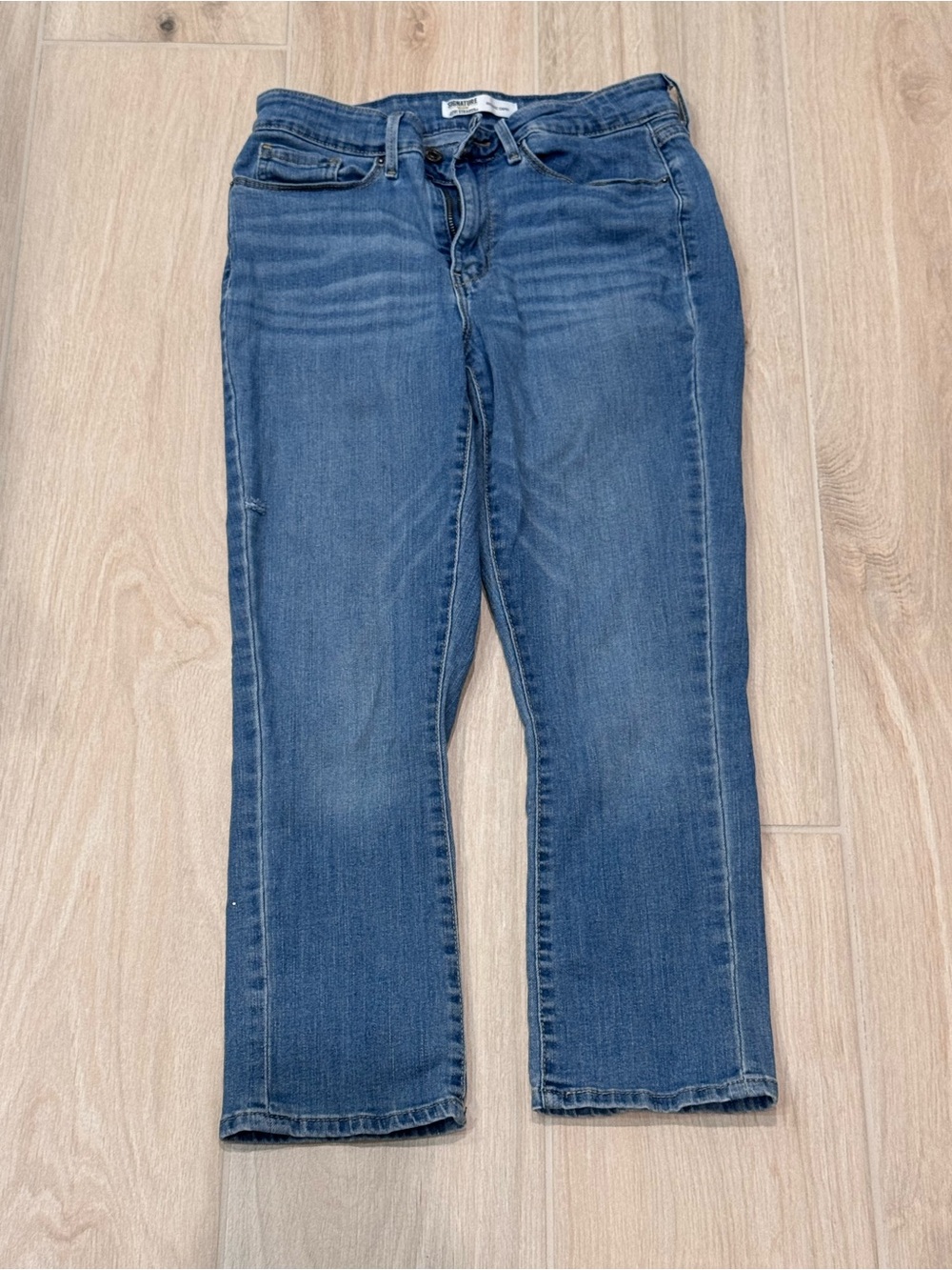 Signature by Levi Strauss Straight Leg Mid-Blue Capri Denim Jeans